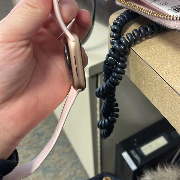 -Used Apple Watch Series 4-44mm,comes with the band and changer, Rose gold